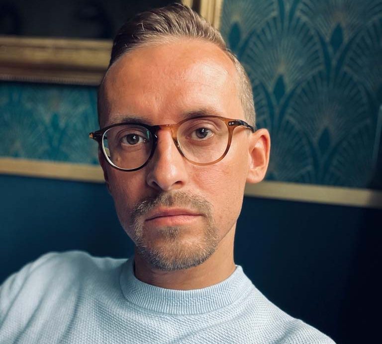 Christopher Keilich HOLERYA Hofgeismar Porträt eines Mannes mit Brille, und einem nachdenklichen Ausdruck. Christopher Keilich Inhaber der Praxis HOLERYA